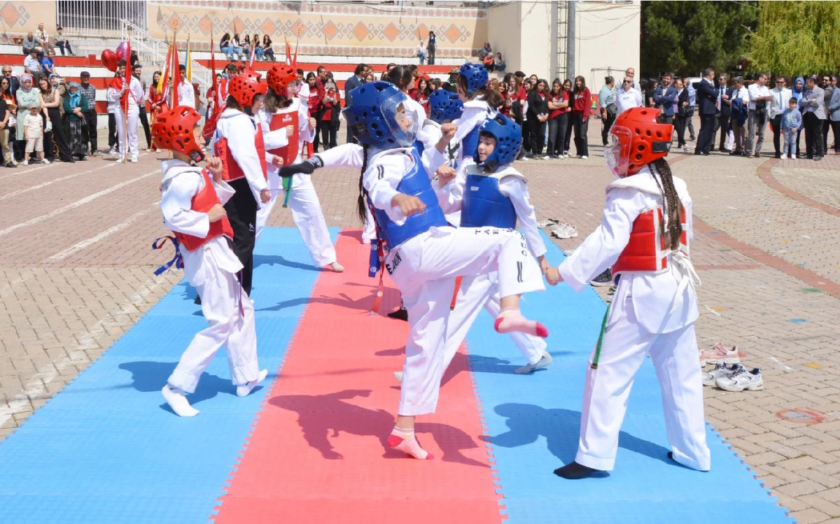 19 MAYIS GENÇLİK VE SPOR BAYRAMI DÜZENLENEN TÖRENLE KUTLANDI