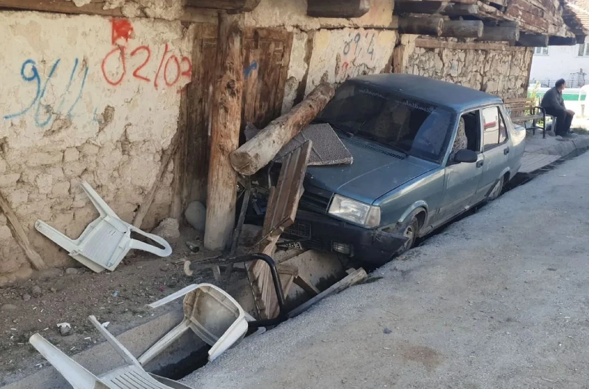 BANKTA OTURANLARA OTOMOBİL &Ccedil;ARPTI