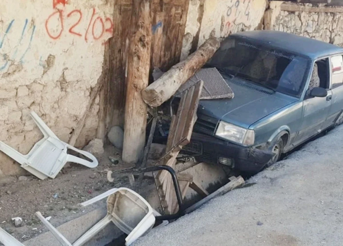 BANKTA OTURURKEN OTOMOBİLİN &Ccedil;ARPTIĞI ŞAHIS TEDAVİ G&Ouml;RD&Uuml;Ğ&Uuml; HASTANEDE YAŞAM SAVAŞINI KAYBETTİ