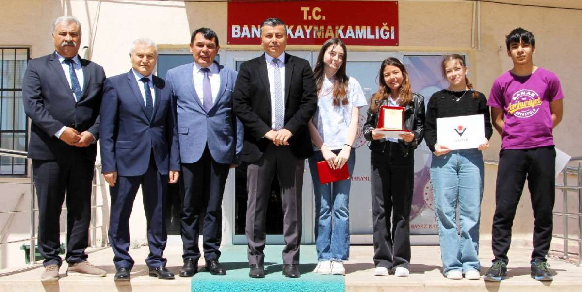 BAŞARILI ÖĞRENCİLERE KAYMAKAMDAN PLAKET