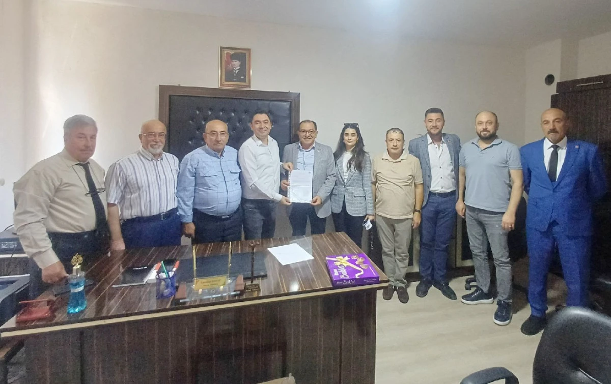 CHP İLÇE BAŞKANI MAZBATASINI ALDI
