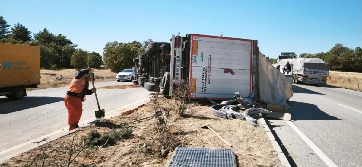 DEVRİLEN TIR TRAFİĞİ AKSATTI