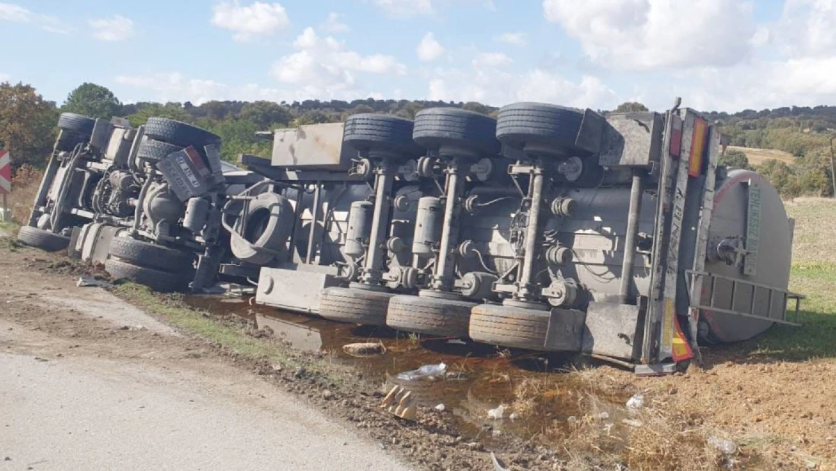 DEVRİLEN TIRIN SÜRÜCÜSÜ YARALANDI