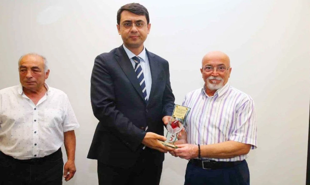 D&Uuml;ZENLİ KAN BAĞIŞ&Ccedil;ILARINA PLAKET VERİLDİ
