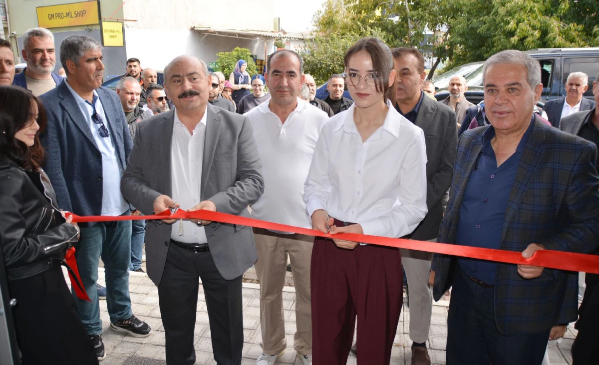GENÇ GİRİŞİMCİNİN CAFE & PASTANESİ TÖRENLE AÇILDI