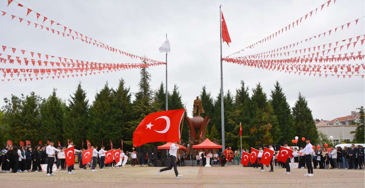 GENÇLER 19 MAYIS’TA ATASINI MİNNETLE ANDI