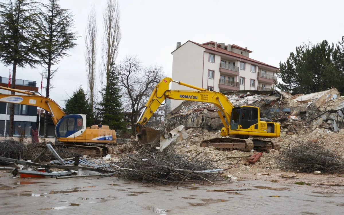 H&Uuml;K&Uuml;MET KONAĞI&rsquo;NI BEKLERKEN TORBADAN ADALET SARAYI &Ccedil;IKTI