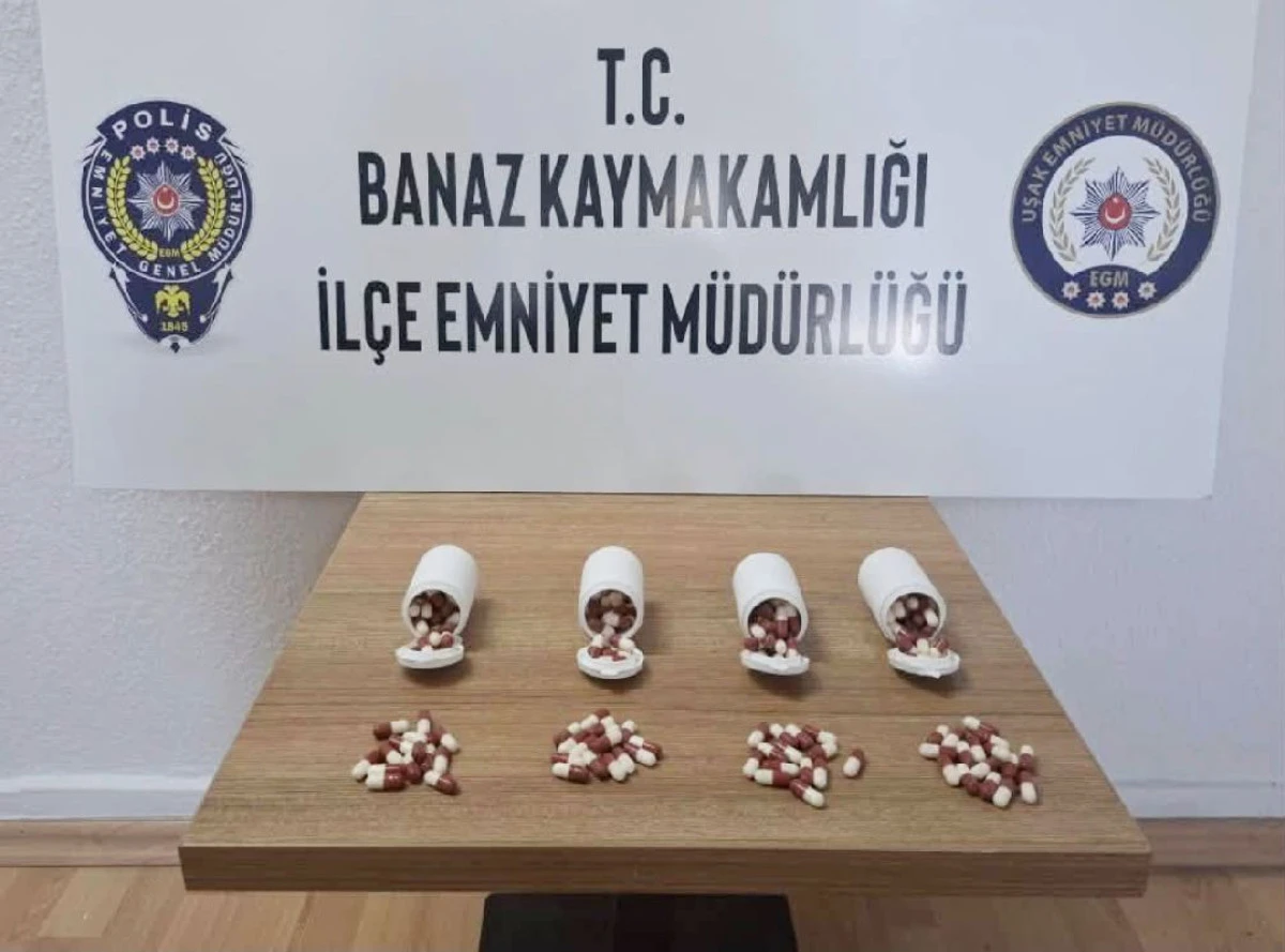 İL&Ccedil;EMİZDE POLİSTEN KA&Ccedil;AN Ş&Uuml;PHELİLERİN ARACINDAN SENTETİK ECZA HAPLARI FIŞKIRDI : 3 G&Ouml;ZALTI