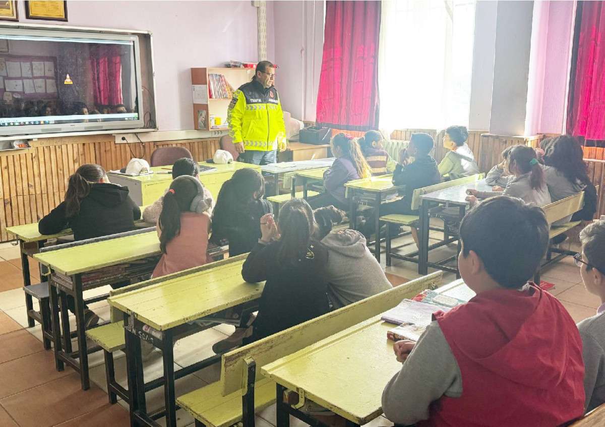 JANDARMA ÖĞRENCİLERE TRAFİK EĞİTİMİ  VERDİ