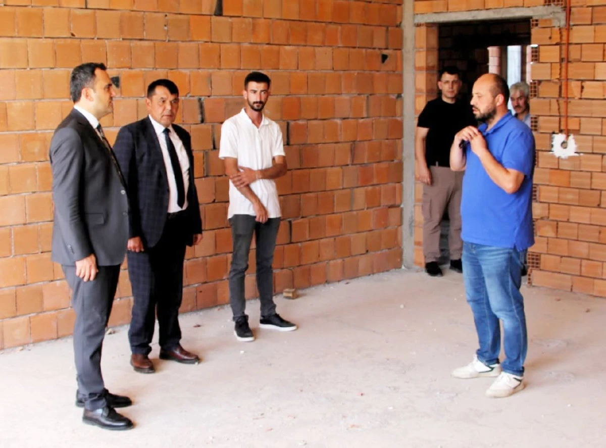 KAYMAKAM &Ccedil;ELİK, YAPIMI S&Uuml;REN ŞEHİT VEHBİ DEMİR İLKOKULU İNŞAATINI İNCELEDİ