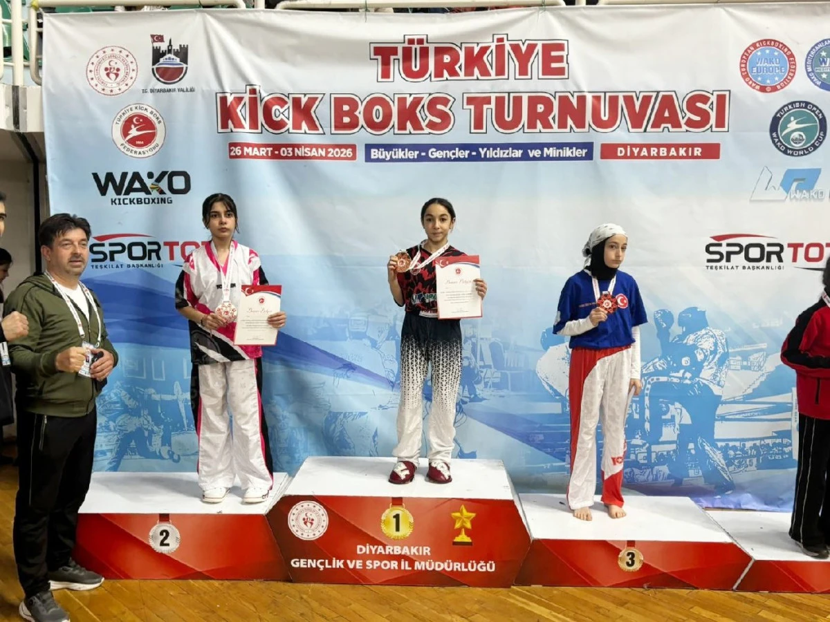 KİCK BOKS&rsquo;TA T&Uuml;RKİYE BİRİNCİSİ OLDULAR