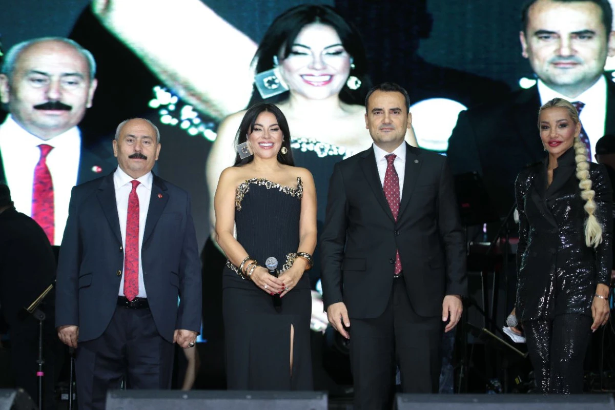 KURTULUŞUN 104. YILINDA ZARA KONSERİ COŞTURDU