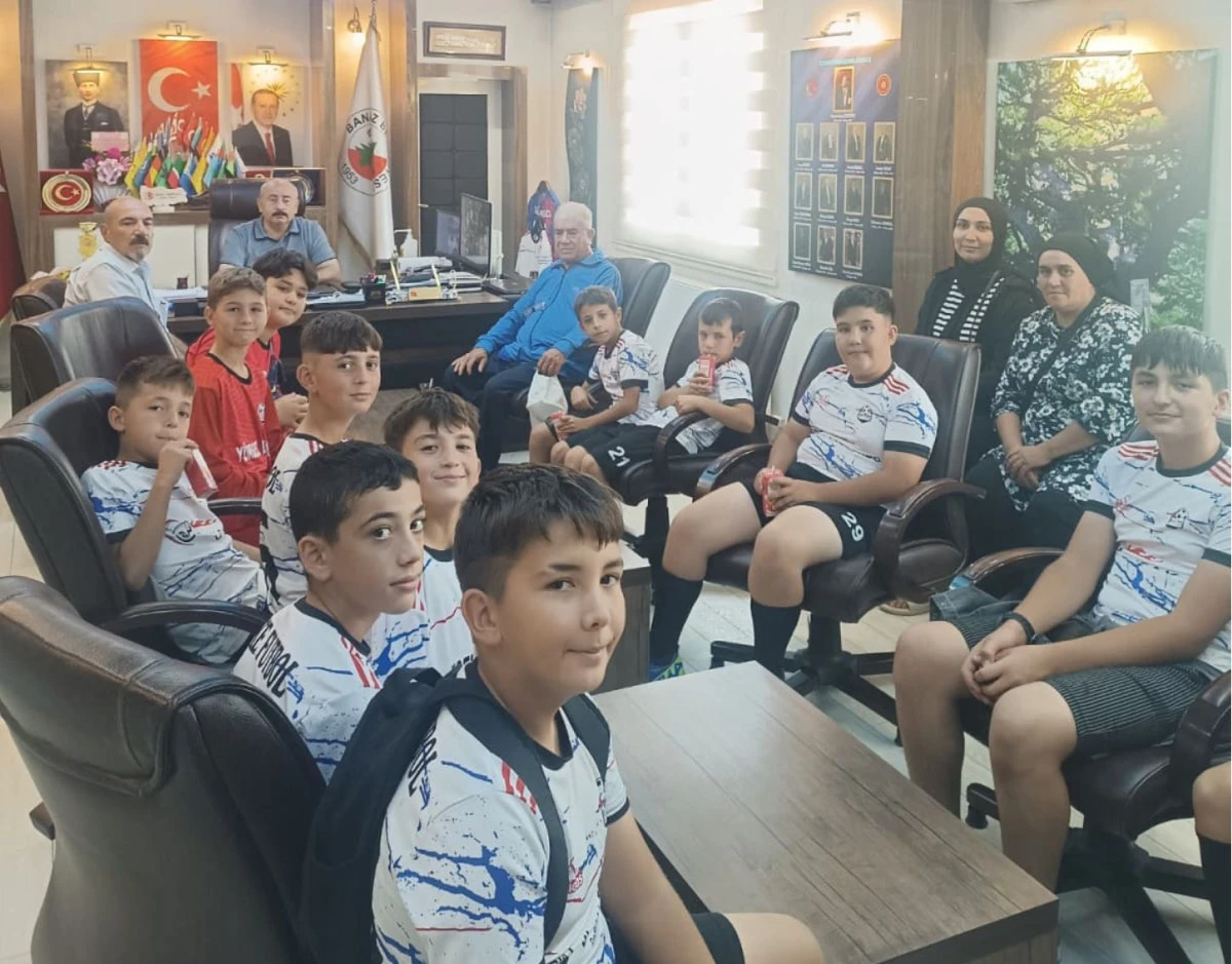 MİNİK FUTBOLCULAR BAŞKAN ARPACI’YI ZİYARET ETTİ