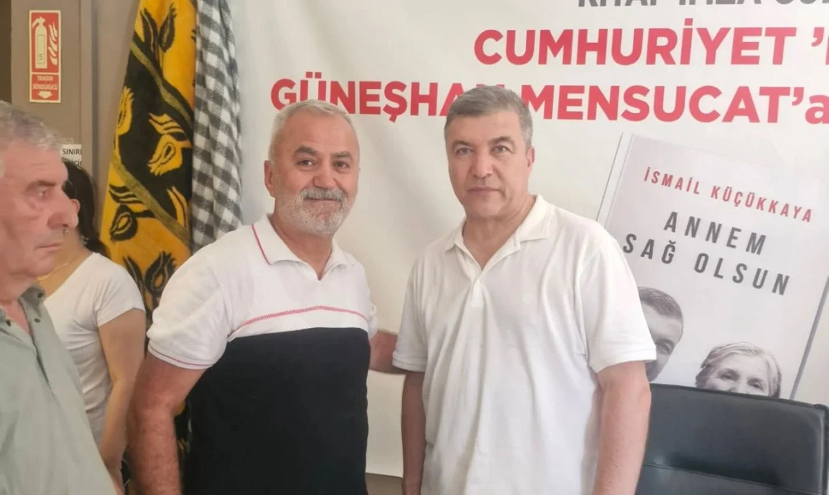 TECRÜBELİ GAZETECİ İSMAİL KÜÇÜKKAYA UŞAK’TA İMZA GÜNÜNE KATILDI