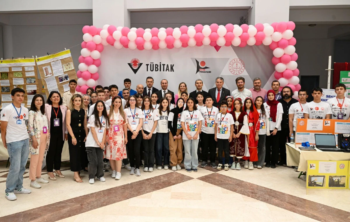 TÜBİTAK 4006-C BİLİM FUARLARI FESTİVALİ PROJE SERGİSİ AÇILDI