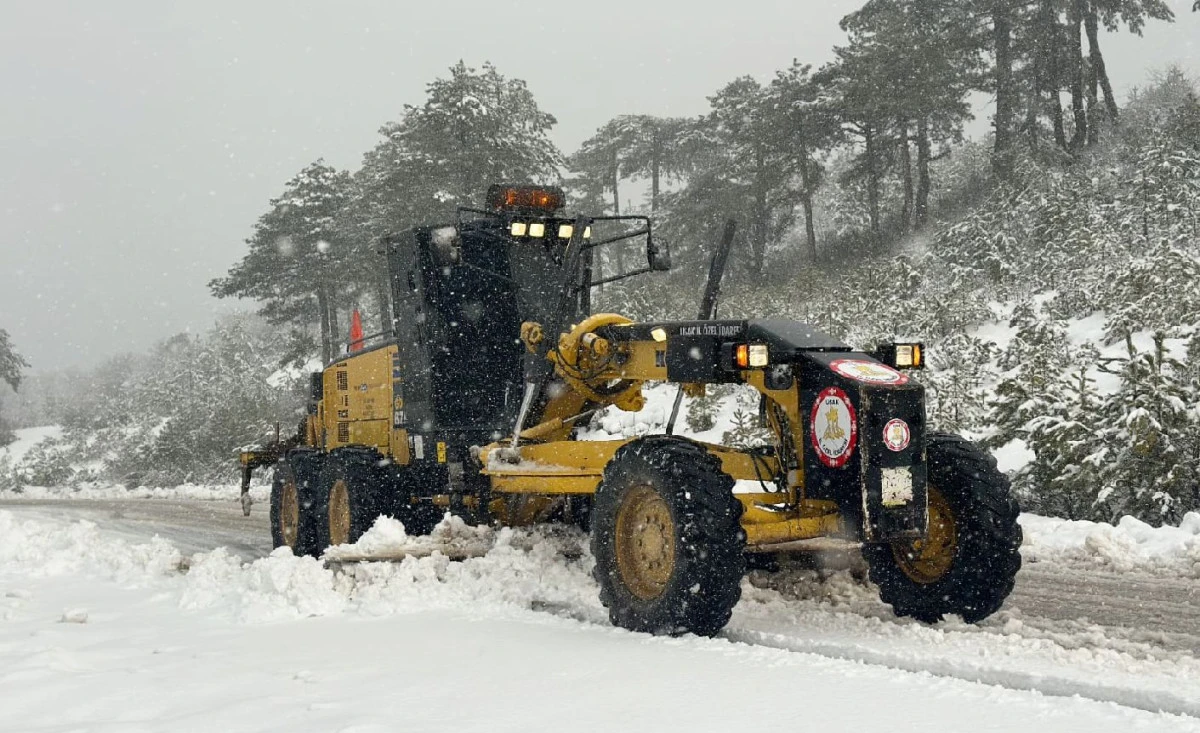 UŞAK İL &Ouml;ZEL İDARESİ&rsquo;NDEN KIŞ MESAİSİNE DEVAM