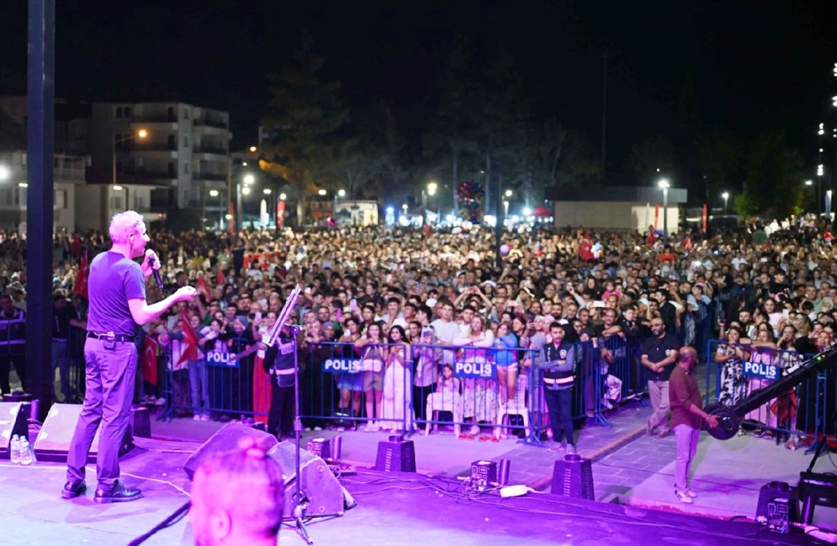 UŞAK&rsquo;TA 30 AĞUSTOS COŞKUSU G&Uuml;NLERCE S&Uuml;RD&Uuml;