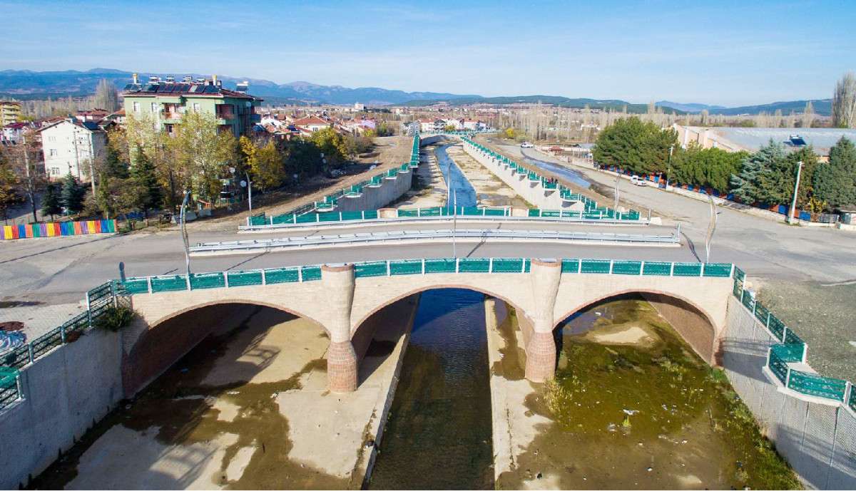 UŞAK’TA YATIRIM SEFERBERLİĞİ 12.9 MİLYAR LİRALIK 135 TESİS