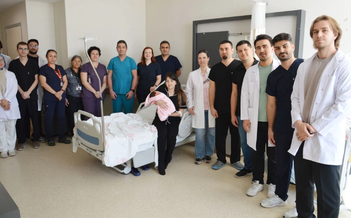 UŞAK&rsquo;TA ZAMANLA YARIŞAN SAĞLIK EKİPLERİ ANNE VE BEBEĞİN HAYATINI KURTARDI