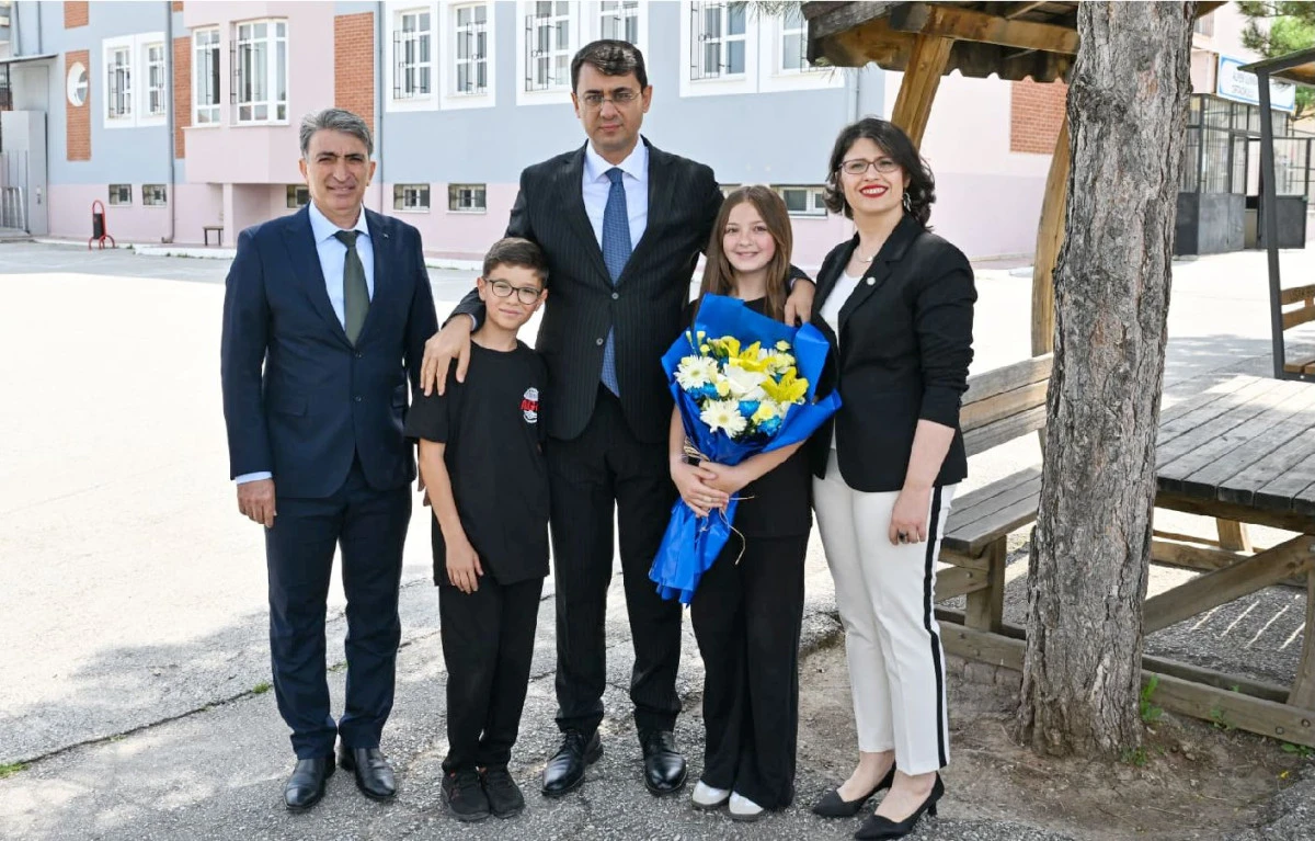 VALİ KARTAL, ALPER G&Uuml;NBAYRAM ORTAOKULUNU ZİYARET ETTİ