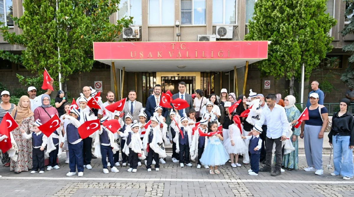 VALİ KARTAL, TOPLU S&Uuml;NNET Ş&Ouml;LENİNE KATILAN &Ccedil;OCUKLARI KARŞILADI
